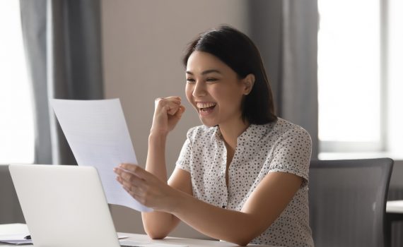 Gaji Dipotong, Bagaimana Cara agar Tetap Bisa Bayar Premi Asuransi?