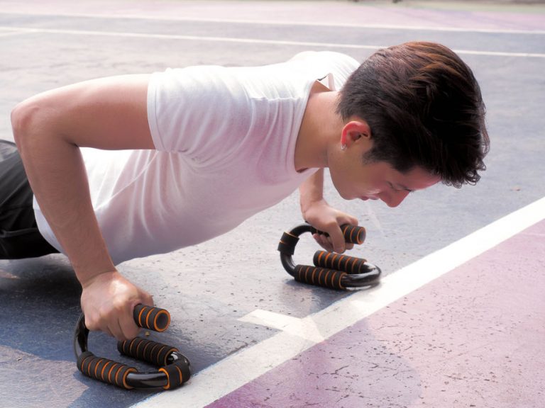 Push-Up-Bars-Berbagai-Alat-Olahraga-Dari-Rumah