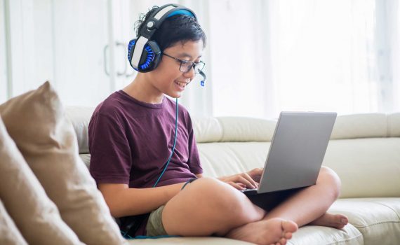 8-Kiat-Mencegah-Dampak-Negatif-Internet;-Kebocoran-Data-Pribadi-Pada-Anak