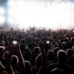memanajemen keuangan nonton konser musik