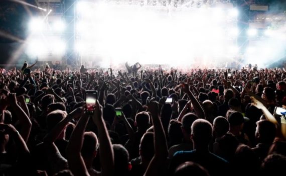 memanajemen keuangan nonton konser musik