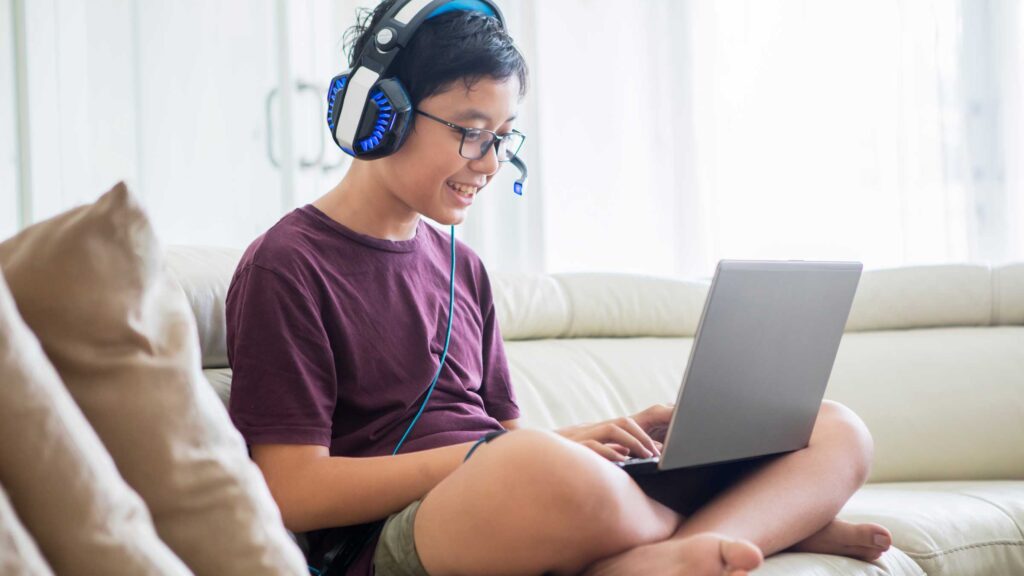 8-Kiat-Mencegah-Dampak-Negatif-Internet;-Kebocoran-Data-Pribadi-Pada-Anak