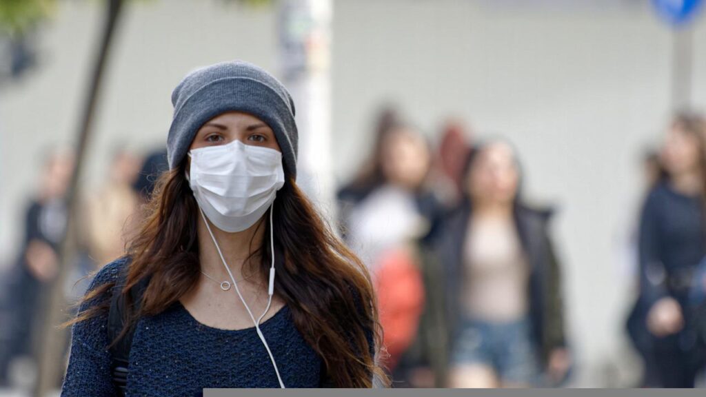 sudah aman lepas masker di ruangan terbuka